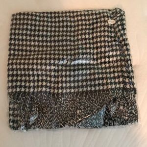 Brand new Women’s poncho!